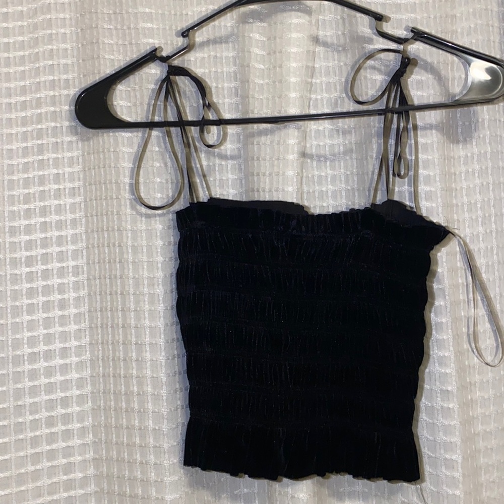 Fun going out black crop top.